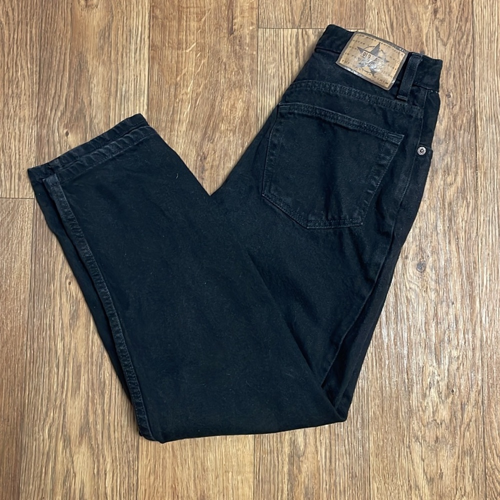 Size 4 black Old Navy strait legged ankle jeans.